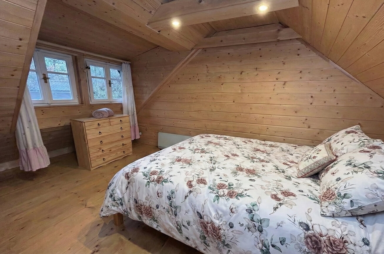 dvojlůžková ložnice s výhledem na hrad Trosky