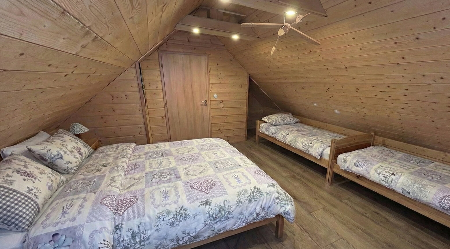 pětilůžkový pokoj s výhledem na hrad Trosky